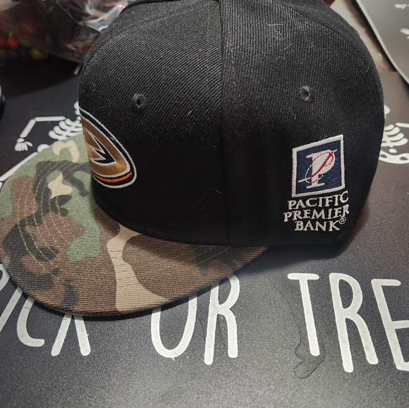 ANAHEIM DUCKS CAMO HAT new - Picture 2 of 2